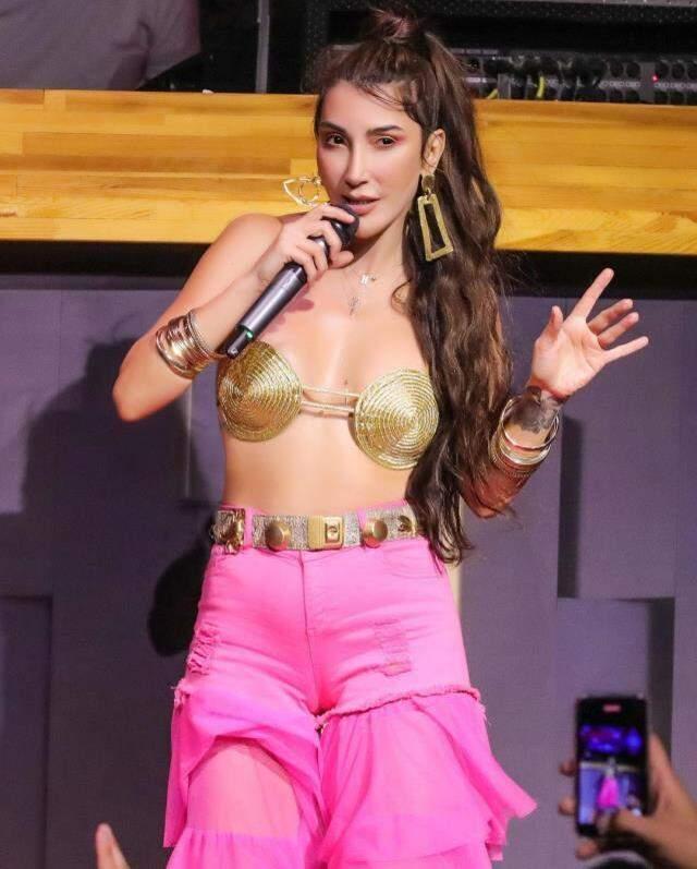 'Daha açık giyeceğim' diyen Hande Yener dediğini yaptı! Sütyenle sahneye çıktı