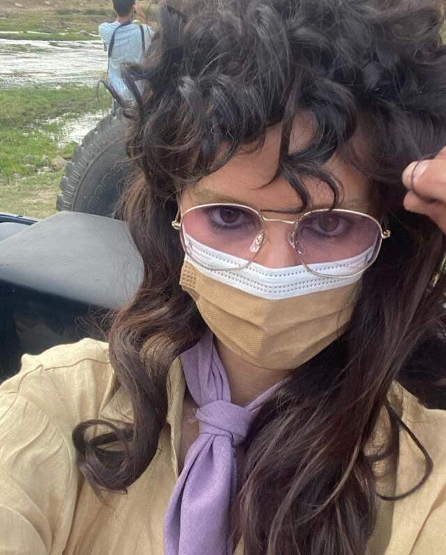 Reklamda dublörlük yapan Burcu Çetinkaya, peruklu halleriyle takipçilerinden tam not aldı