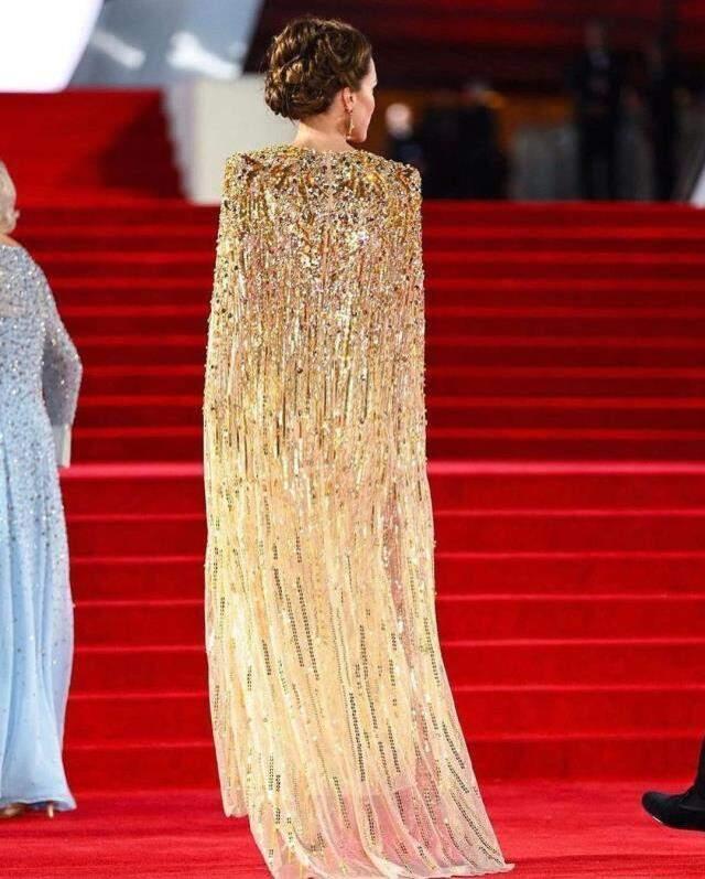James Bond filminin galasında Kate Middleton rüzgarı! Kıyafetini gören gözlerini alamadı