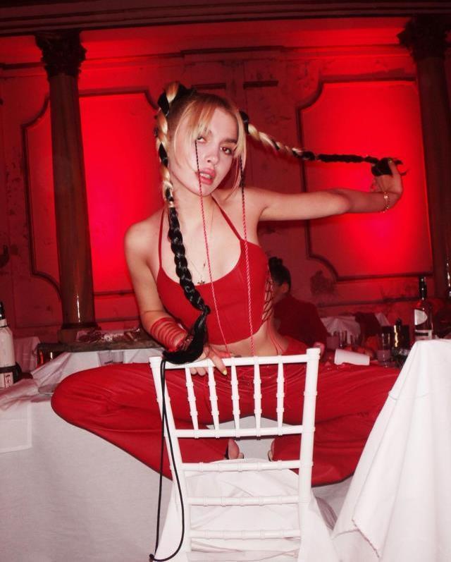 Şarkıcı Aleyna Tilki, yatak odasında iç çamaşırıyla poz verdi