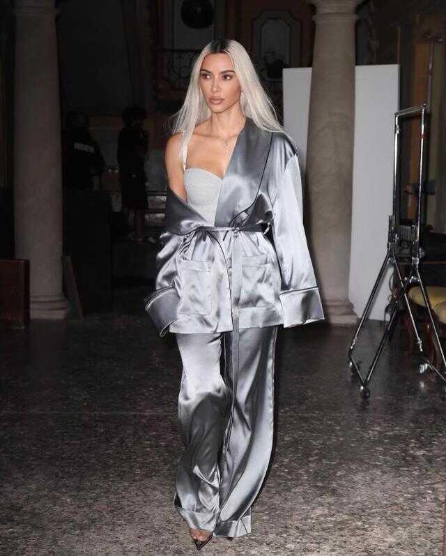 Kim Kardashian'a bikinisi küçük geldi! Ayna karşısında sere serpe art arda poz verdi