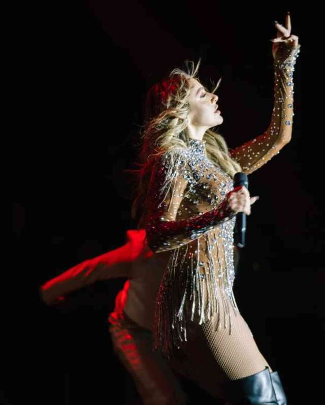 Hadise konserinde ne giydi?