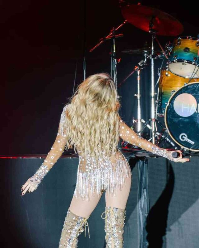 Hadise konserinde ne giydi?