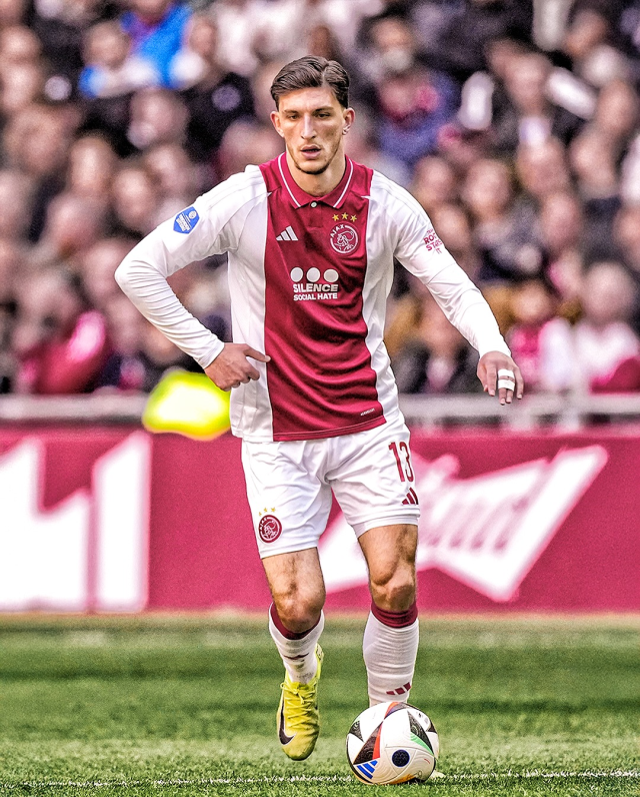 Transfer çalışmalarını hız kesmeden sürdüren Süper Lig devi Galatasaray, savunma hattını güçlendirmek amacıyla genç ve yetenekli bir stoper arayışını sürdürüyor. Bu kapsamda, Hollanda'nın köklü kulüplerinden Ajax'ta forma giyen milli oyuncu Ahmetcan Kaplan ile ilgili önemli gelişmeler yaşanıyor.