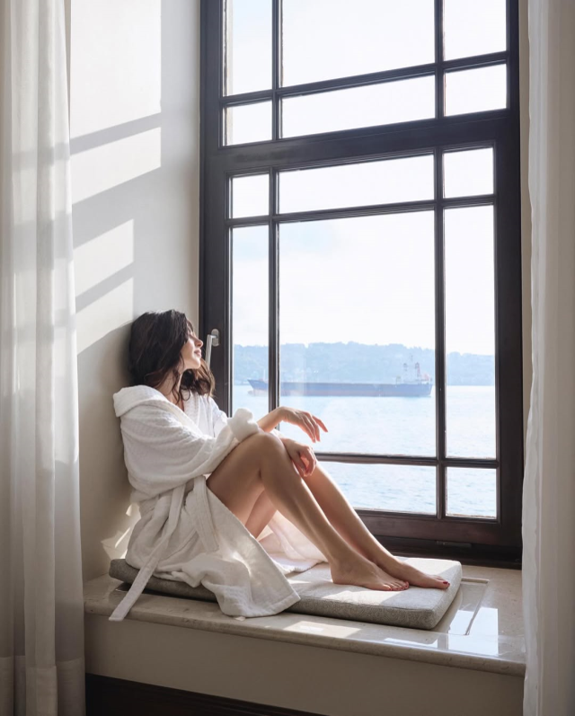 'İlaçtır' dedi, paylaştı! Cam kenarındaki bornozlu pozları çok konuşuldu