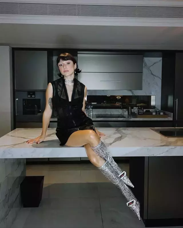 Tek gecede milyonlar! Ünlülerin yılbaşı sahne ücretleri dudak uçuklattı