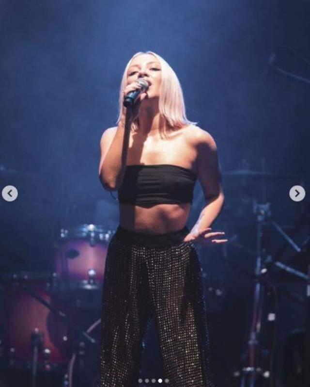 Şarkıcı Ece Seçkin konser sahnesine sütyensiz çıktı