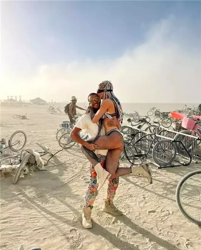 Çöl Partisinde aşka geldi! Şeyma Subaşı sevgilisinin kucağında poz verdi