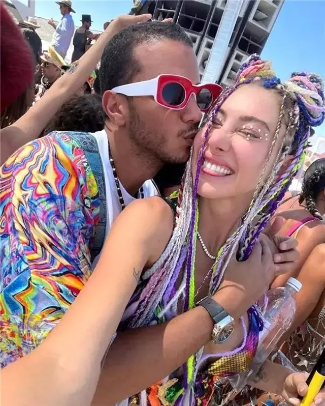 Çöl Partisinde aşka geldi! Şeyma Subaşı sevgilisinin kucağında poz verdi