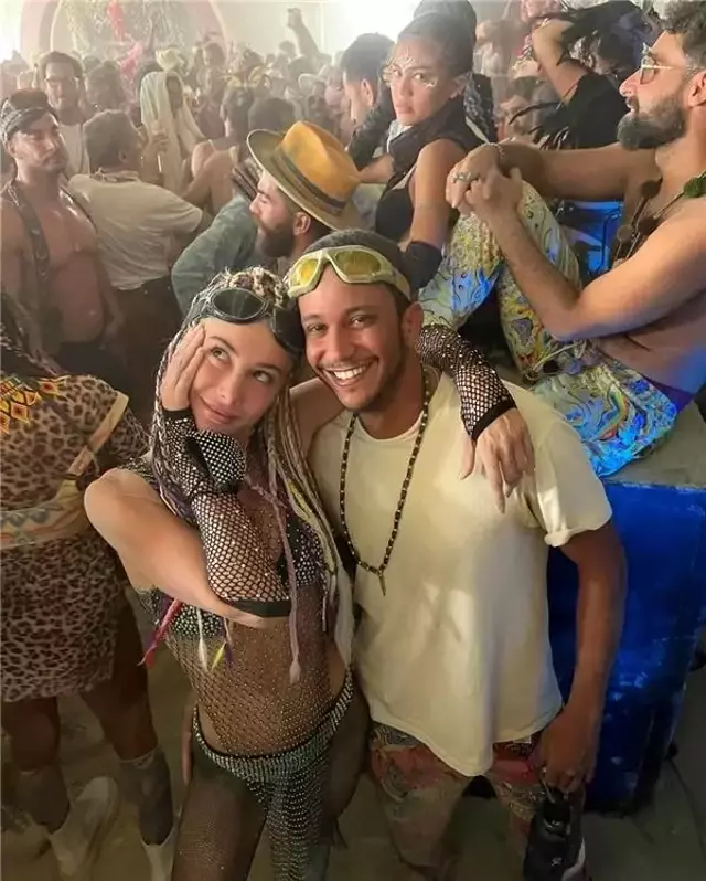 Çöl Partisinde aşka geldi! Şeyma Subaşı sevgilisinin kucağında poz verdi