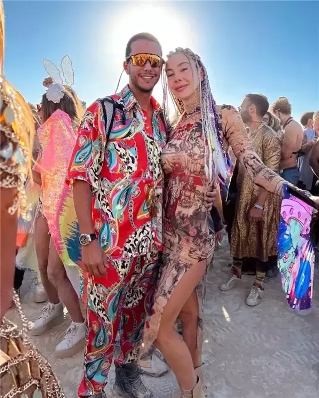 Çöl Partisinde aşka geldi! Şeyma Subaşı sevgilisinin kucağında poz verdi