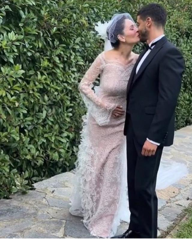Berk Oktay'la evlenen Yıldız Çağrı Atiksoy'un gelinliği sosyal medyayı ikiye böldü