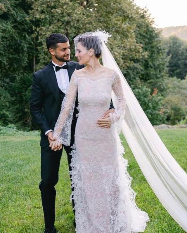 Berk Oktay'la evlenen Yıldız Çağrı Atiksoy'un gelinliği sosyal medyayı ikiye böldü