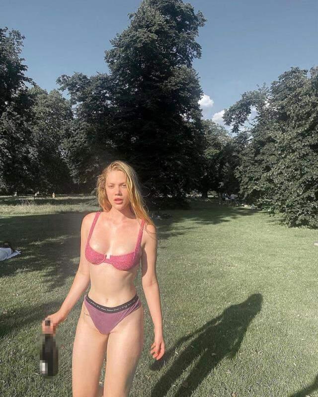 Bikinili haliyle parka giden Serel Yereli, yine gündeme bomba gibi düştü