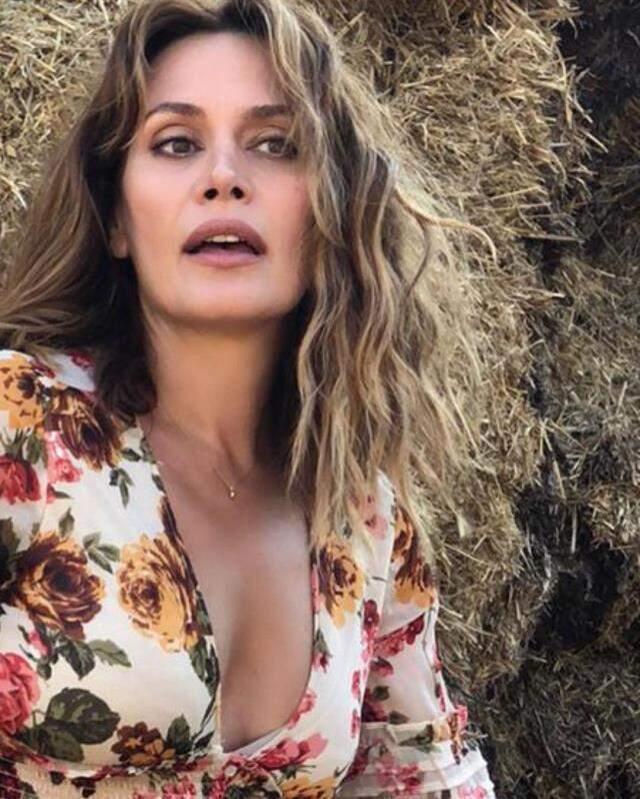 Oyuncu Ebru Cündübeyoğlu, samanlıkta verdiği pozlarla göz kamaştırıyor