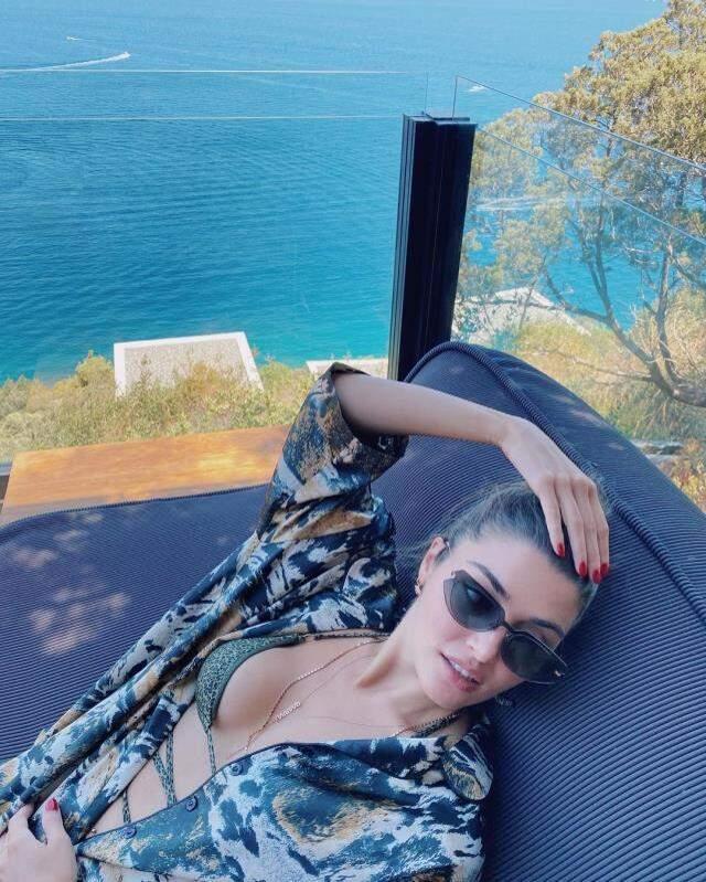 Tatile çıkan Hande Erçel, peş peşe bikinili pozlarını paylaştı