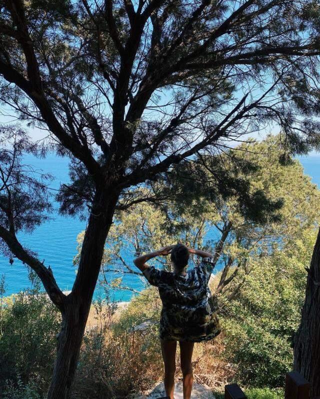 Tatile çıkan Hande Erçel, peş peşe bikinili pozlarını paylaştı