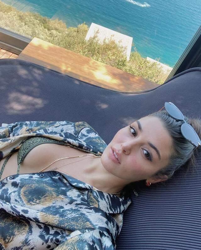 Tatile çıkan Hande Erçel, peş peşe bikinili pozlarını paylaştı