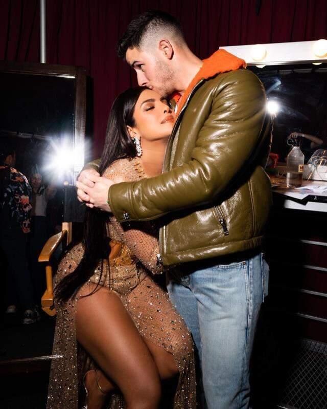 Eline çatal ve bıçak alan şarkıcı Nick Jonas eşinin kalçasını yemek istedi