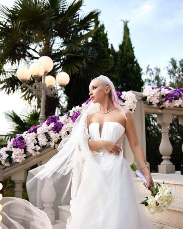 Dünyaevine giren Ece Seçkin'in iddialı gelinlik seçimi olay oldu