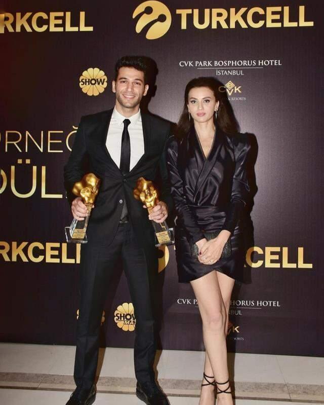 Ödül gecesinden fotoğraflarını paylaşan Murat Yıldırım'ı hayranları tanıyamadı