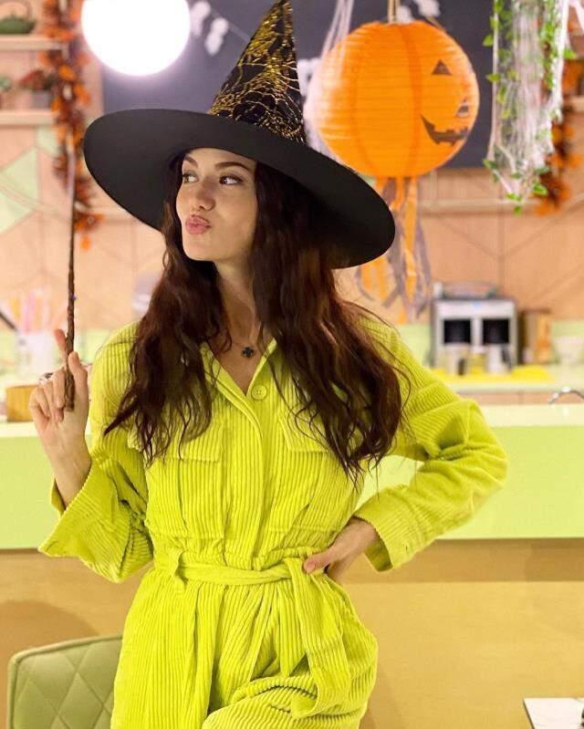Fahriye Evcen'in Cadılar Bayramı için verdiği pozlarına beğeni yağıyor