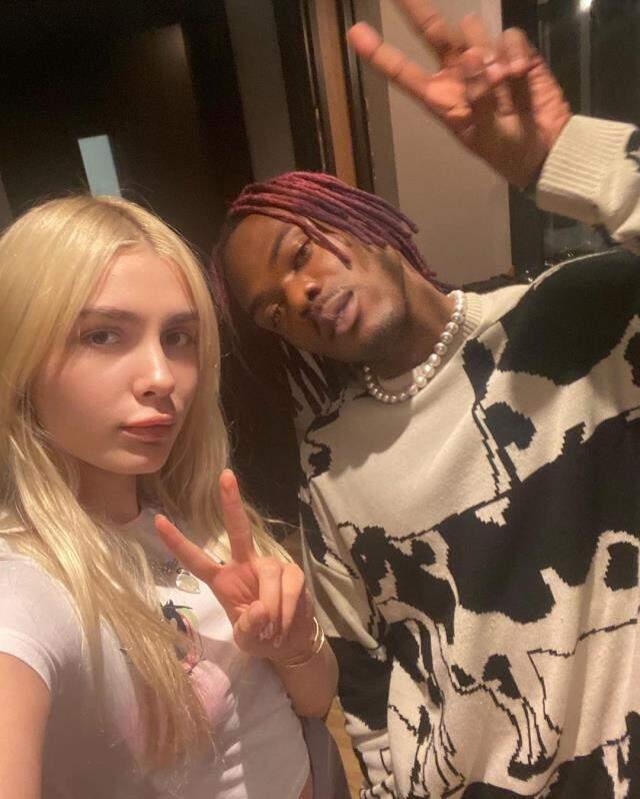 Yatak odasında verdiği pozları paylaşan Aleyna Tilki, Cadılar Bayramı'na gönderme yaptı