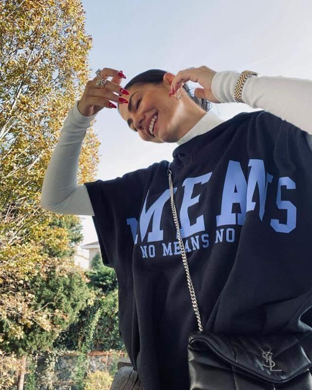 Demet Özdemir, günlük kombiniyle pozlar verdi, çanta ve çizmesinin fiyatı dudak uçuklattı