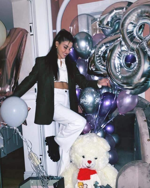 Hande Erçel doğum günü pozlarını paylaştı, takipçileri beğeni butonunu çökertti