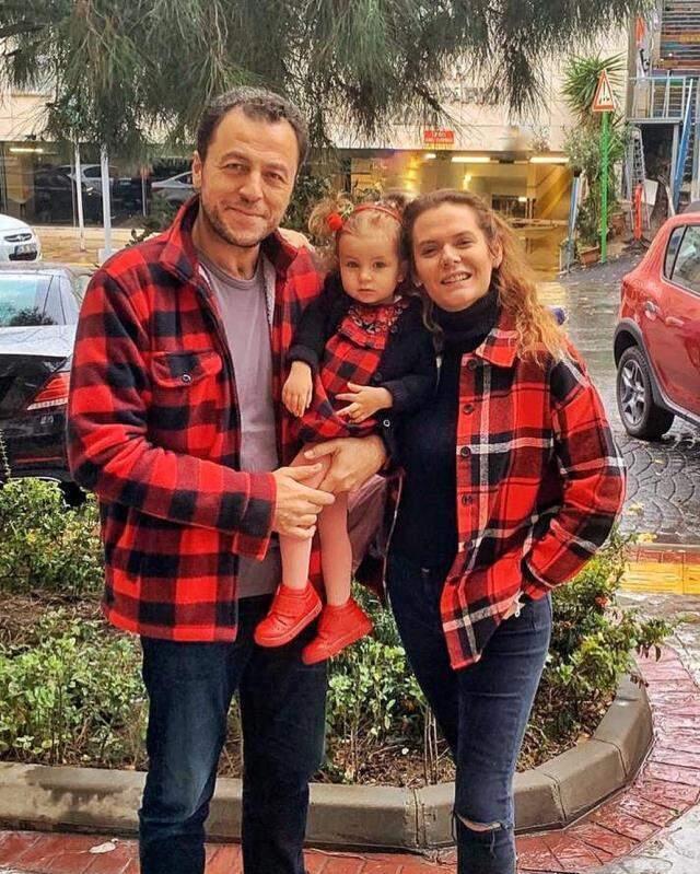 Meslektaşı Yetkin Dikiciler ile evli olan Aslı Korcan, kızıyla görüntülendi