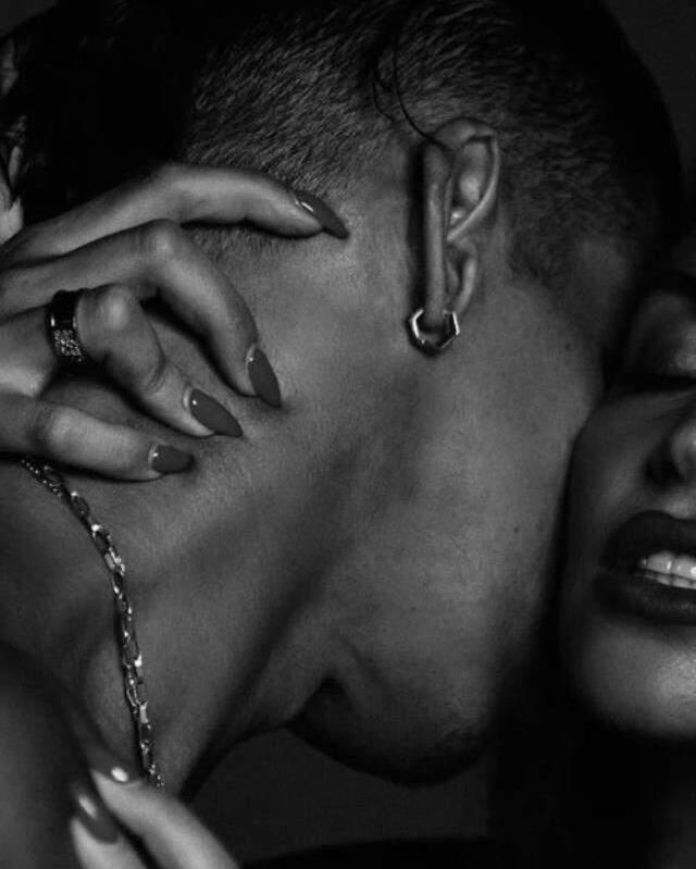 Berna Keklikler'in sevgilisi ile verdiği cüretkar pozlar ağızları açık bıraktı