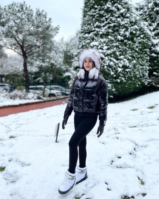 Fahriye Evcen karlar içinde kraliçeler gibi! Zarafeti ile göz kamaştırdı