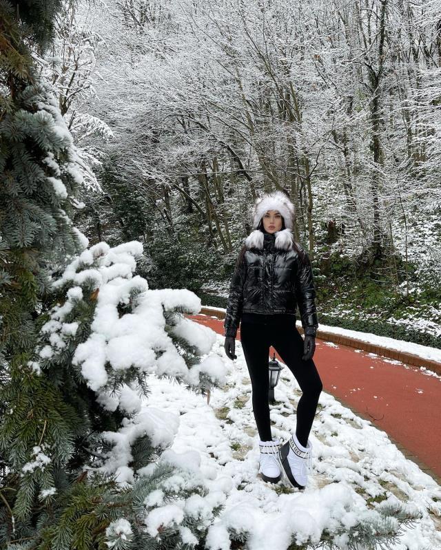 Fahriye Evcen karlar içinde kraliçeler gibi! Zarafeti ile göz kamaştırdı