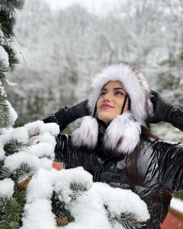Fahriye Evcen karlar içinde kraliçeler gibi! Zarafeti ile göz kamaştırdı