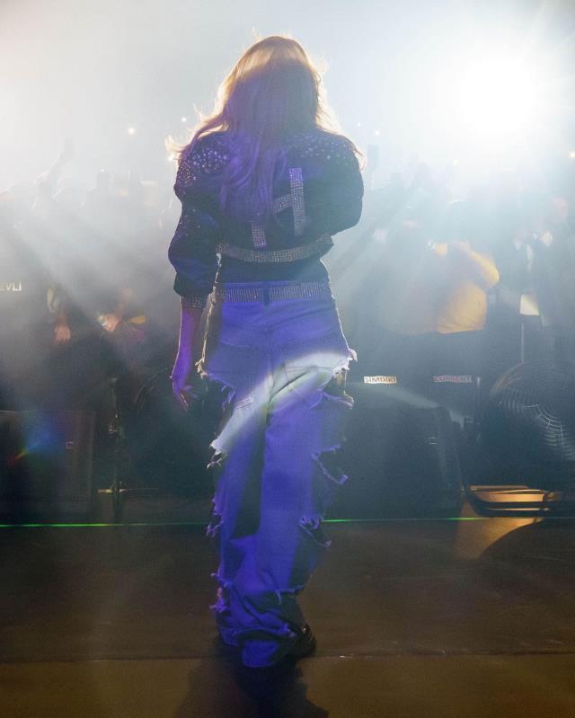 Hadise'nin takipçilerini ikiye bölen yırtık kot pantolonun 35 bin TL olduğu ortaya çıktı