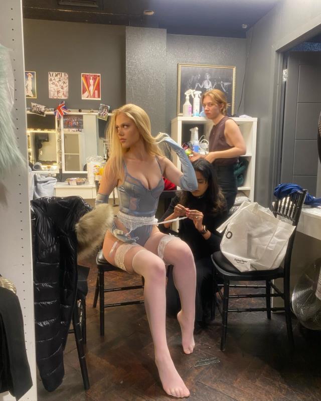 Oyunculuğu bırakıp şarkıcı olan Serel Yereli, ilk klibi için jartiyer giyerek kamera karşısına geçti