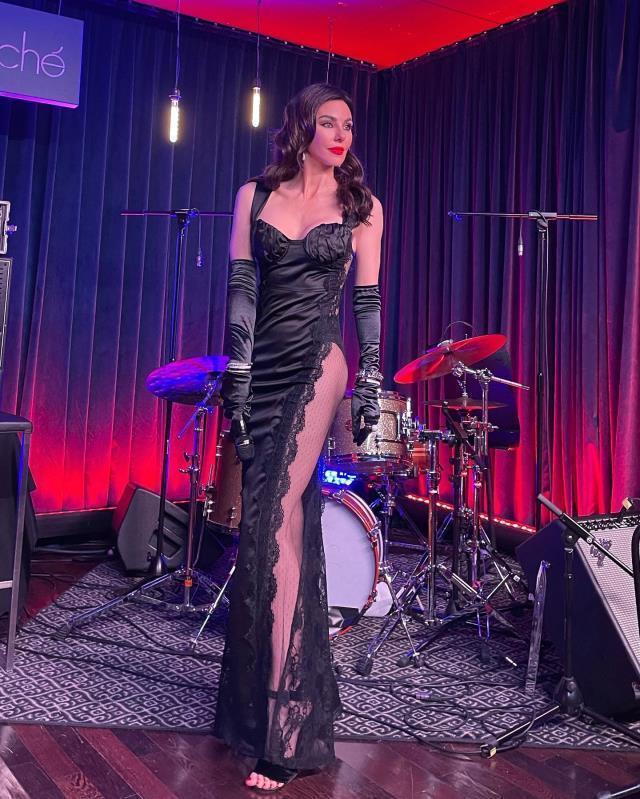 49 yaşındaki Defne Samyell, kalça dekolteli elbisesiyle tüm dikkatleri üzerine çekti