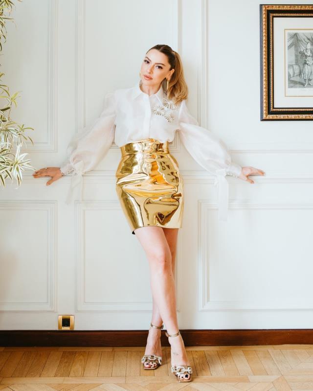 Mehmet Dinçerler ile sessiz sedasız nişanlanan Hadise, alyansıyla ilk pozunu verdi