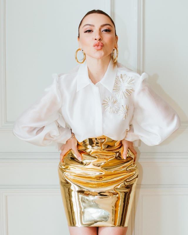 Mehmet Dinçerler ile sessiz sedasız nişanlanan Hadise, alyansıyla ilk pozunu verdi