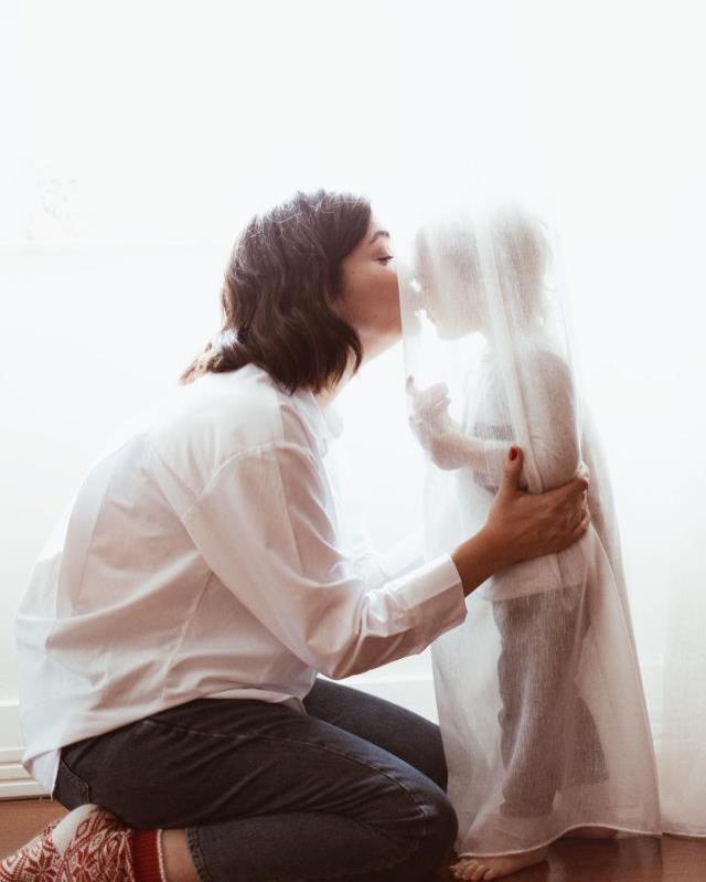 Bergüzar Korel, yeni doğan kızına yapılan 'Kafası vakumlanmış gibi' yorumuna ateş püskürdü: Hadsizleşmeyin