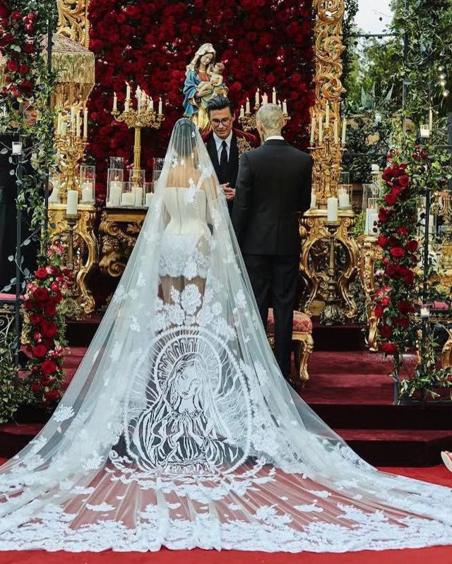 Kourtney Kardashian ve Travis Barker'in milyonluk düğününde dağıtılan makarna porsiyonu alay konusu oldu