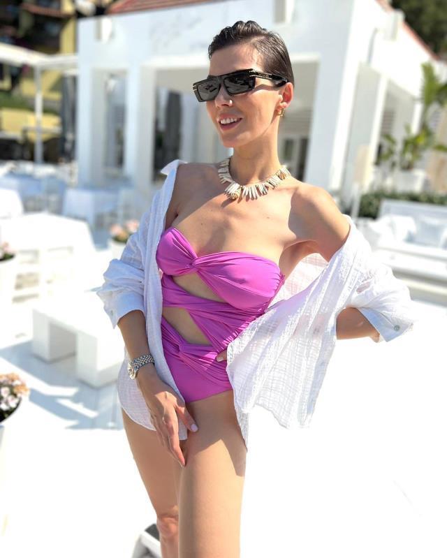 Plajı podyuma çeviren Hatice Şendil art arda tatil pozlarını paylaştı