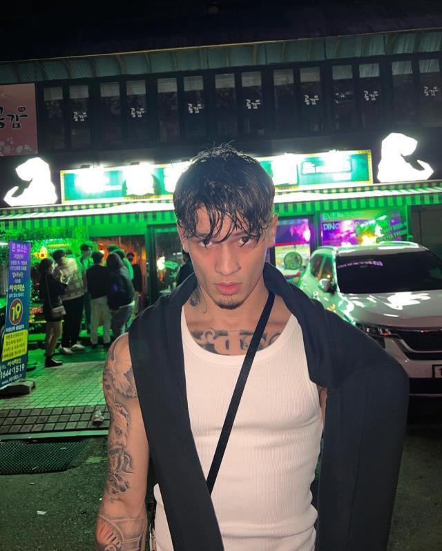 Şarkıları milyonlar dinlenen ünlü rapçi Çakal, kaldığı otelin önünde saldırıya uğradı