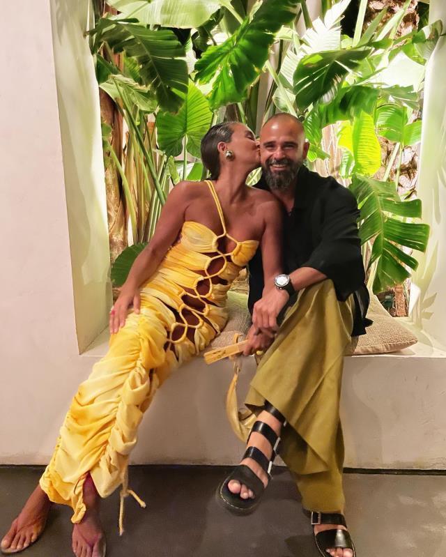 Eda Taşpınar, tanga bikinisiyle sevgilisinin sırtına atlayarak poz verdi