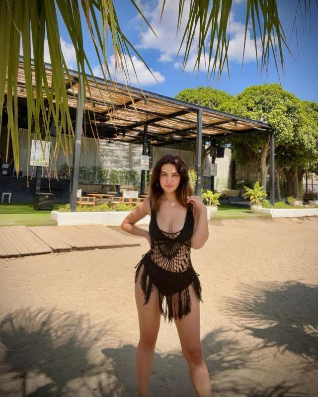 Yeni doğum yapan fenomen Ece Ronay, verdiği göğüs dekoltesiyle ortalığı salladı