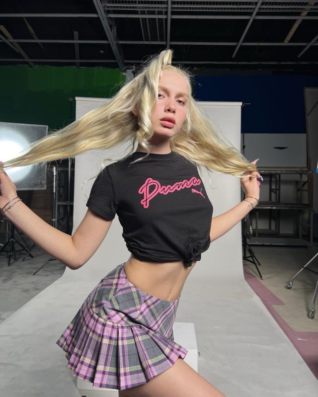 Ödül törenine katılan Aleyna Tilki'nin yırtık çoraplarını gören gözlerini alamadı