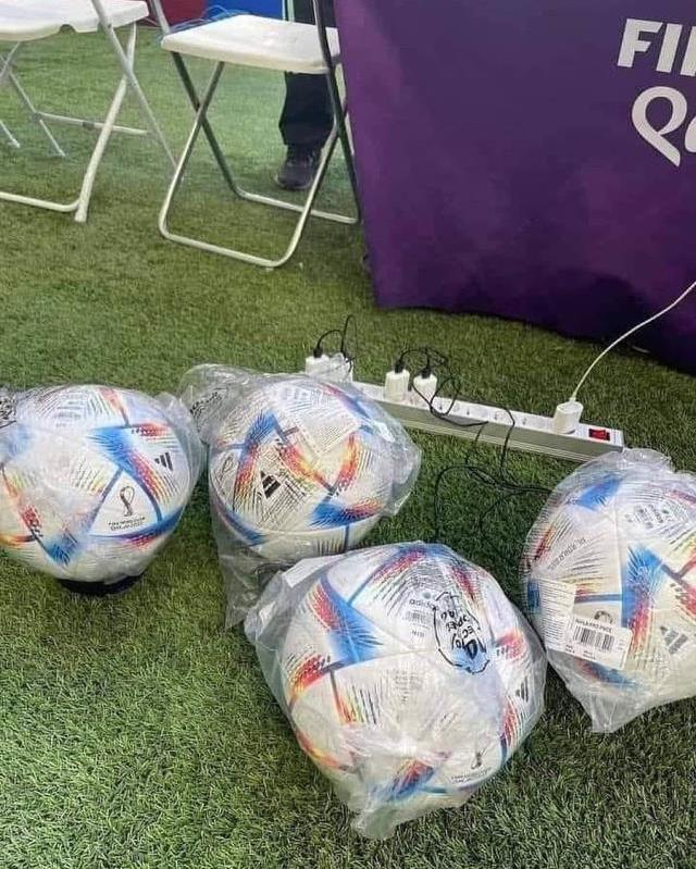 Dünya Kupası'nda futbolseverlerin ağzını açık bırakan kare! Topların hepsi şarj ediliyor