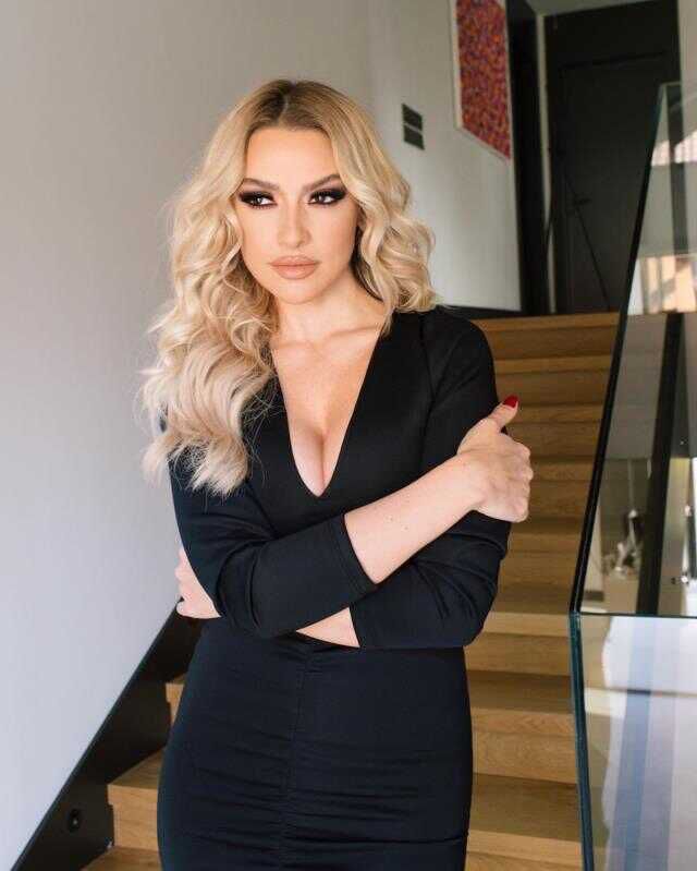 Hadise, iddialı derin göğüs dekolteli pozunu paylaştı