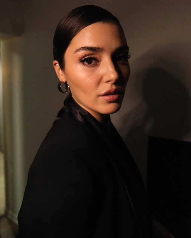 Çiçeği burnunda çift Hande Erçel ve Hakan Sabancı, kuzey ışıklarına gitti