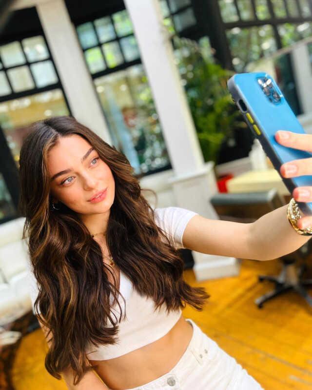 Güzel oyuncu Ayça Ayşin Turan, saçlarını kısacık kestirdi